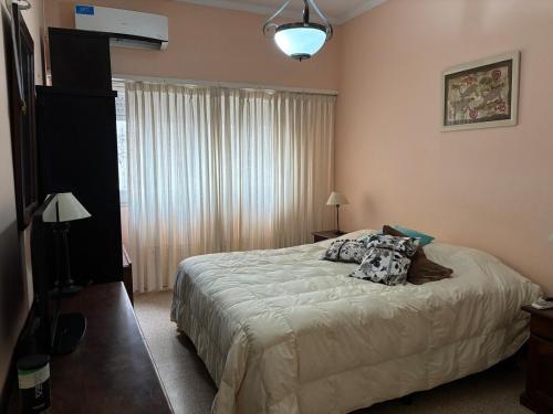 Ένα ή περισσότερα κρεβάτια σε δωμάτιο στο Amplio departamento céntrico a pasos del mar