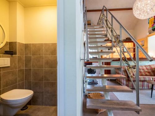 a staircase in a bathroom with a toilet at Wellnesshuisje Kalheupink in Oldenzaal
