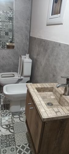 ein Badezimmer mit einer weißen Toilette und einem Waschbecken in der Unterkunft Corazón de viajero in Mar del Plata