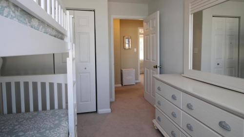 Ένα μπάνιο στο Beautiful 4 Bedroom Condo With Pool!