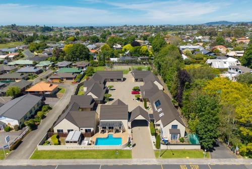 eine Luftaufnahme eines Wohnviertels mit Häusern in der Unterkunft Bethlehem Motor Inn and Conference Centre in Tauranga