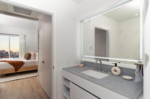 Postel nebo postele na pokoji v ubytování Otonomus Hotel Las Vegas