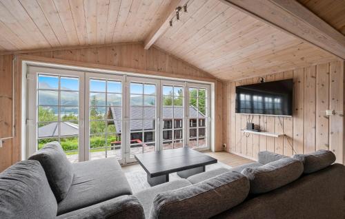 Posezení v ubytování Cozy Home In Meisingset With Kitchen