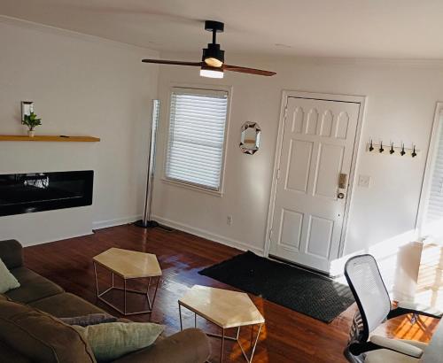 ein Wohnzimmer mit einer Couch und einem Deckenventilator in der Unterkunft Piedmonts Escape in Atlanta