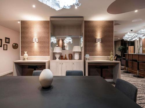 ein Esszimmer mit Tisch und Stühlen in der Unterkunft Mercure Grenoble Meylan in Meylan