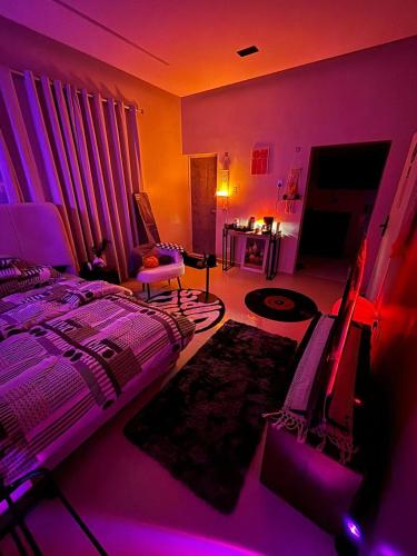 Postel nebo postele na pokoji v ubytování استوديو مميز بأثاث انيق في قلب الخبر بدخول ذاتي 12