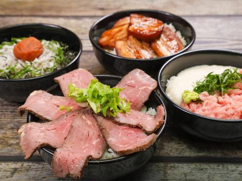 vier kommen met vlees en andere etenswaren bij APA Hotel Obihiro Ekimae in Obihiro