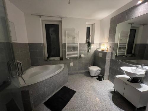 BremerhavenLuxus Apartment im Goetheviertel mit Badewanne, Regendusche WLAN uvm的带浴缸、水槽和马桶的浴室