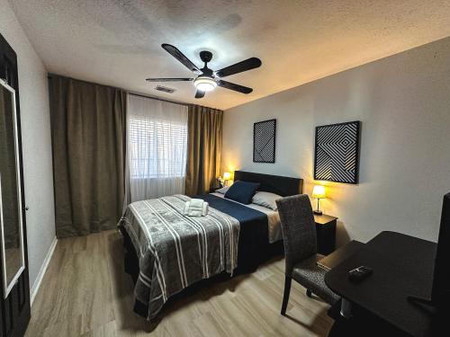 Ένα ή περισσότερα κρεβάτια σε δωμάτιο στο Cozy Maple House w-Private Jacuzzi Near IAH