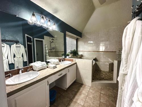 Ένα μπάνιο στο Cozy Maple House w-Private Jacuzzi Near IAH