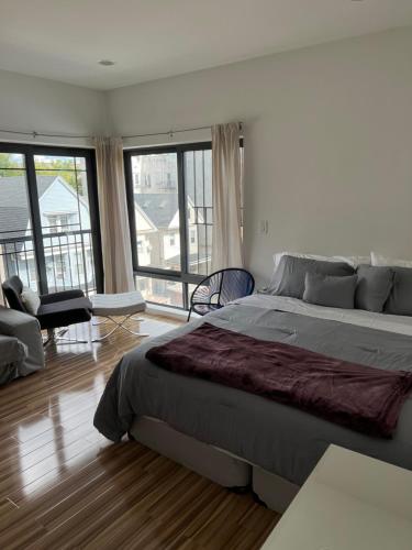 une chambre avec un grand lit et un salon dans l'établissement Furnished 2bed 2bath by Hudson River, à West New York