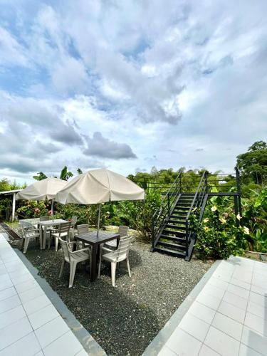Taman di luar Finca mi Rancho