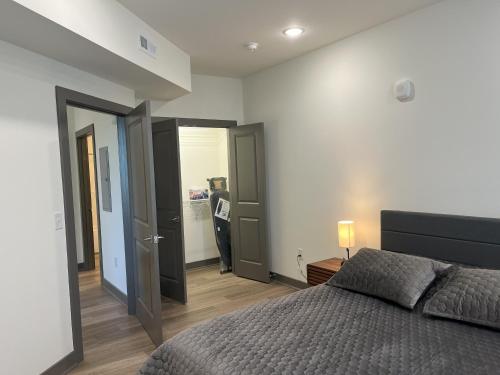 Ένα ή περισσότερα κρεβάτια σε δωμάτιο στο James River Apt - 208 - Tourist Homes of Richmond