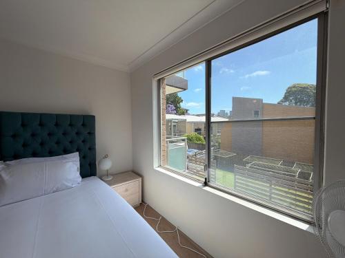 Postel nebo postele na pokoji v ubytování Quiet & Cozy 2BR Home in Chatswood with Parking