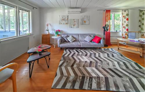 ein Wohnzimmer mit Sofa und Tisch in der Unterkunft Pet Friendly Home In Söderköping in Söderköping