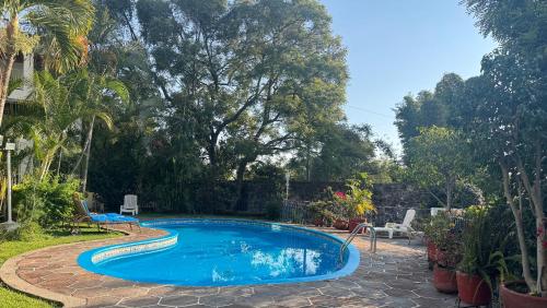 a swimming pool in the backyard of a house at Casa con hermoso jardín y terraza in Cuernavaca