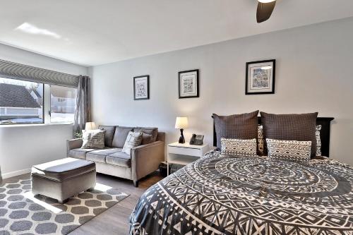 a bedroom with a bed and a couch at Killington Center Renovated Studio with Kitchenette on Bus Route and Discounted Ski Rentals in The Woods