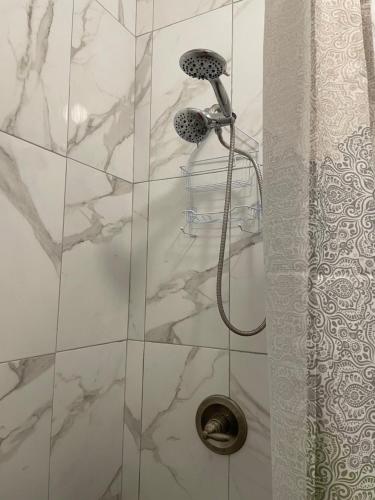 eine Dusche mit Duschkopf in einem Badezimmer in der Unterkunft Abigail's Sunlit Nook in Tortola Island
