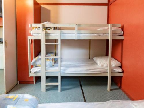 Ένα ή περισσότερα κρεβάτια σε δωμάτιο στο Chalet 6 personnes avec Terrasse et Salon de Jardin - API-1-52-192