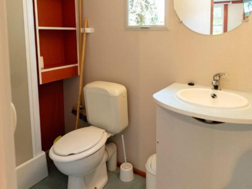 Ένα μπάνιο στο Chalet 6 personnes avec Terrasse et Salon de Jardin - API-1-52-192