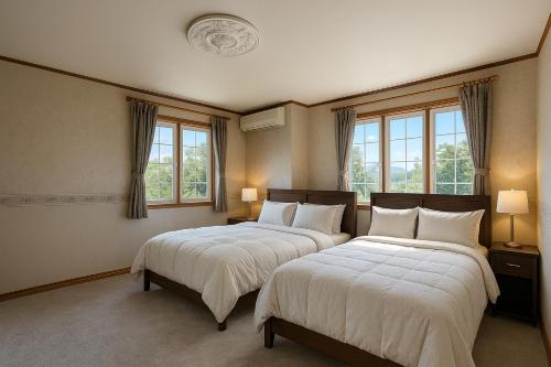 duas camas em um quarto com duas janelas em ペンションハートウォーマー em Wada