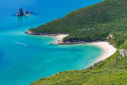 eine Luftaufnahme eines Strandes an der Küste in der Unterkunft Large Group Beach Stay, by TimeCooler in Setúbal