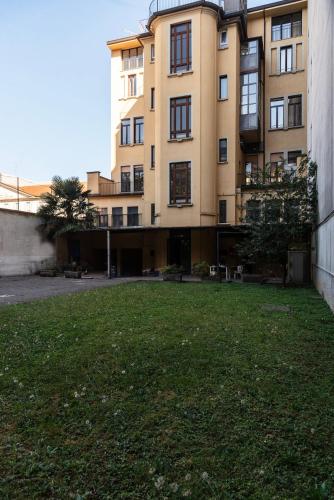 Casa Picasso - Above the Subway