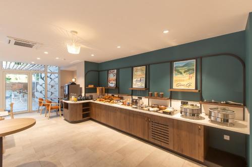 Η κουζίνα ή μικρή κουζίνα στο Logis Hôtel de Port d'Alon - St Cyr sur Mer