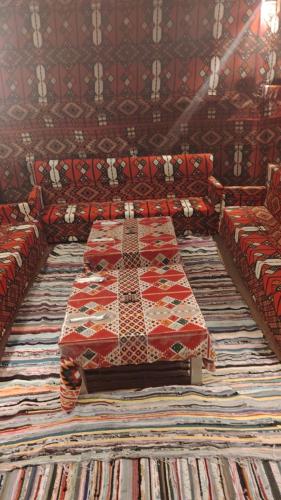 Großes Zimmer mit Sofas und einem Teppich in der Unterkunft vision suites Arbia Hurghada in Hurghada