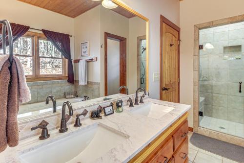 Ένα μπάνιο στο Hot Tub, Game Tables and Mtn Views Ellijay Cabin