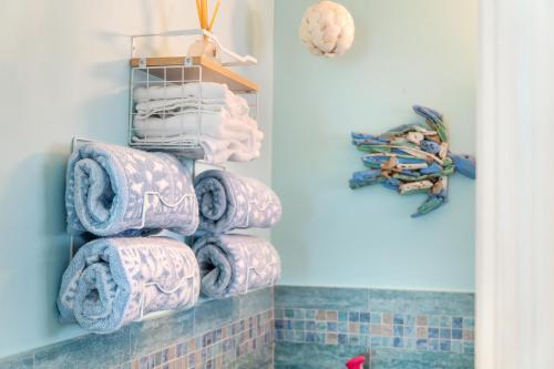 un mucchio di asciugamani su un appendiabiti in bagno di Vacation Rental Florida Keys a Marathon