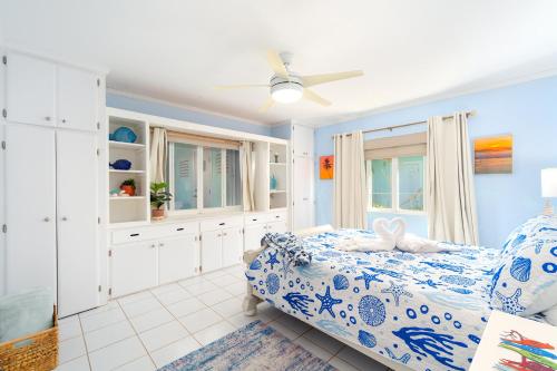 una camera da letto con un letto e un ventilatore a soffitto di Vacation Rental Florida Keys a Marathon