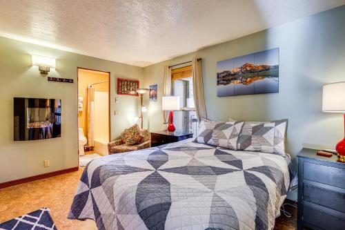 Postel nebo postele na pokoji v ubytování Hike, Swim and Ski! Condo with Resort Perks in Bend