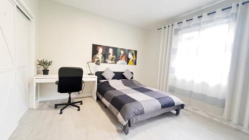 Ένα ή περισσότερα κρεβάτια σε δωμάτιο στο Modern Room with En Suite Bath Yonge Finch Sub