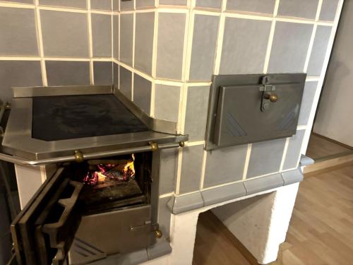 un forno con dentro un fuoco di Granny's Cosy Cottage 