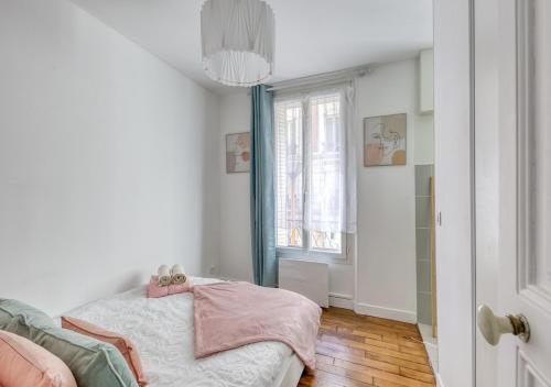 Postel nebo postele na pokoji v ubytování le cosy pantin