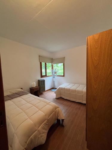 a bedroom with a bed and a window at Casa Maloneli in Ostende