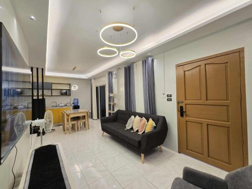 un salon avec un canapé noir et une table dans l'établissement GLAJJ Residences, 