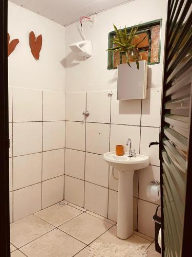 a bathroom with a sink and a toilet at Casa Guiné in Goiás