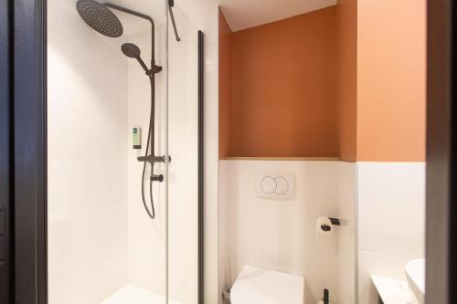 Ένα μπάνιο στο Logis Hôtel de Port d'Alon - St Cyr sur Mer