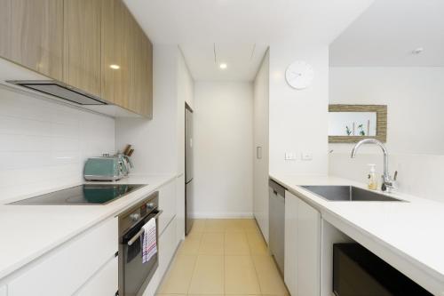 una cucina con ripiani bianchi e lavandino di Luxury Newly Furnished 2BR Apartment in Barton - Hosted by Canstay a Barton