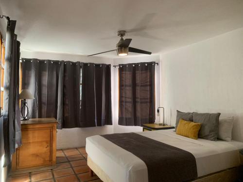 Ένα ή περισσότερα κρεβάτια σε δωμάτιο στο Casa Hidalgo Hideaway