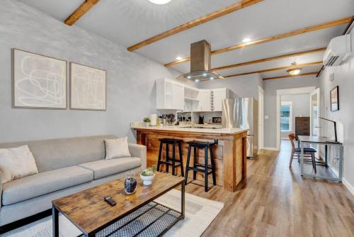 Kuchyň nebo kuchyňský kout v ubytování Downtown Action Work Play and Relax Stay