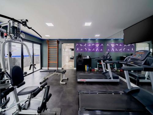 ein Fitnessstudio mit mehreren Laufbändern und Cardiogeräten in der Unterkunft Mercure Sao Paulo Pamplona in São Paulo