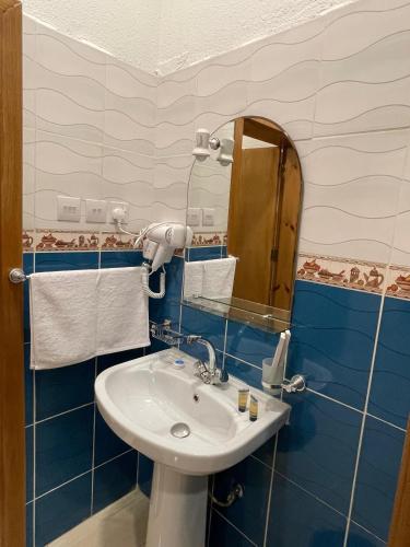 een badkamer met een wastafel en een spiegel bij كيان الين البديع in Abha