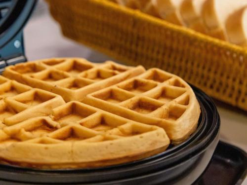 メリダにあるIbis Meridaの皿の上に座るワッフル