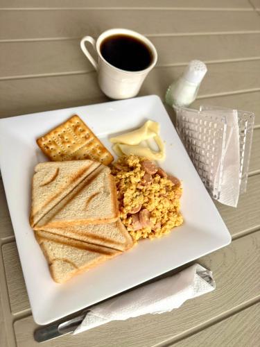 un plato de comida con tostadas y una taza de café en Best View Aparta Hotel, en Dosquebradas