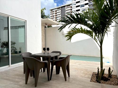 a dining room with a table and chairs at Vica Mayan Guest House - By Aloja RV in Mérida