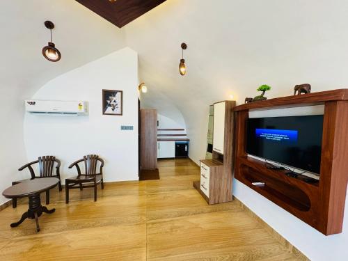 TV a/nebo společenská místnost v ubytování Maadathilcottages &Beach resort