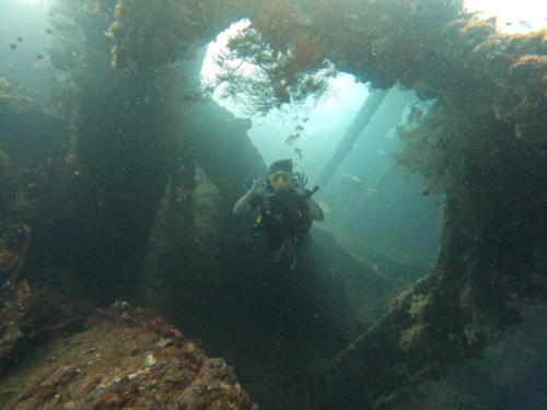 Eine Person befindet sich unter Wasser in einer Höhle im Ozean in der Unterkunft Dhita Dive Bungalow in Ambat
